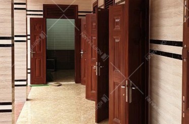 Cửa hành lang có nên lắp đặt cửa thép vân gỗ không?