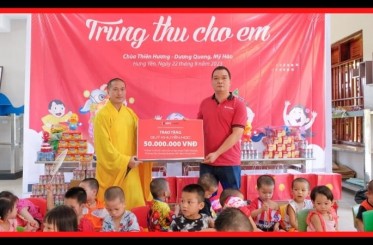  Koffmann trao tặng 50 triệu đồng cho trẻ em mồ côi tại chùa Thiên Hương
