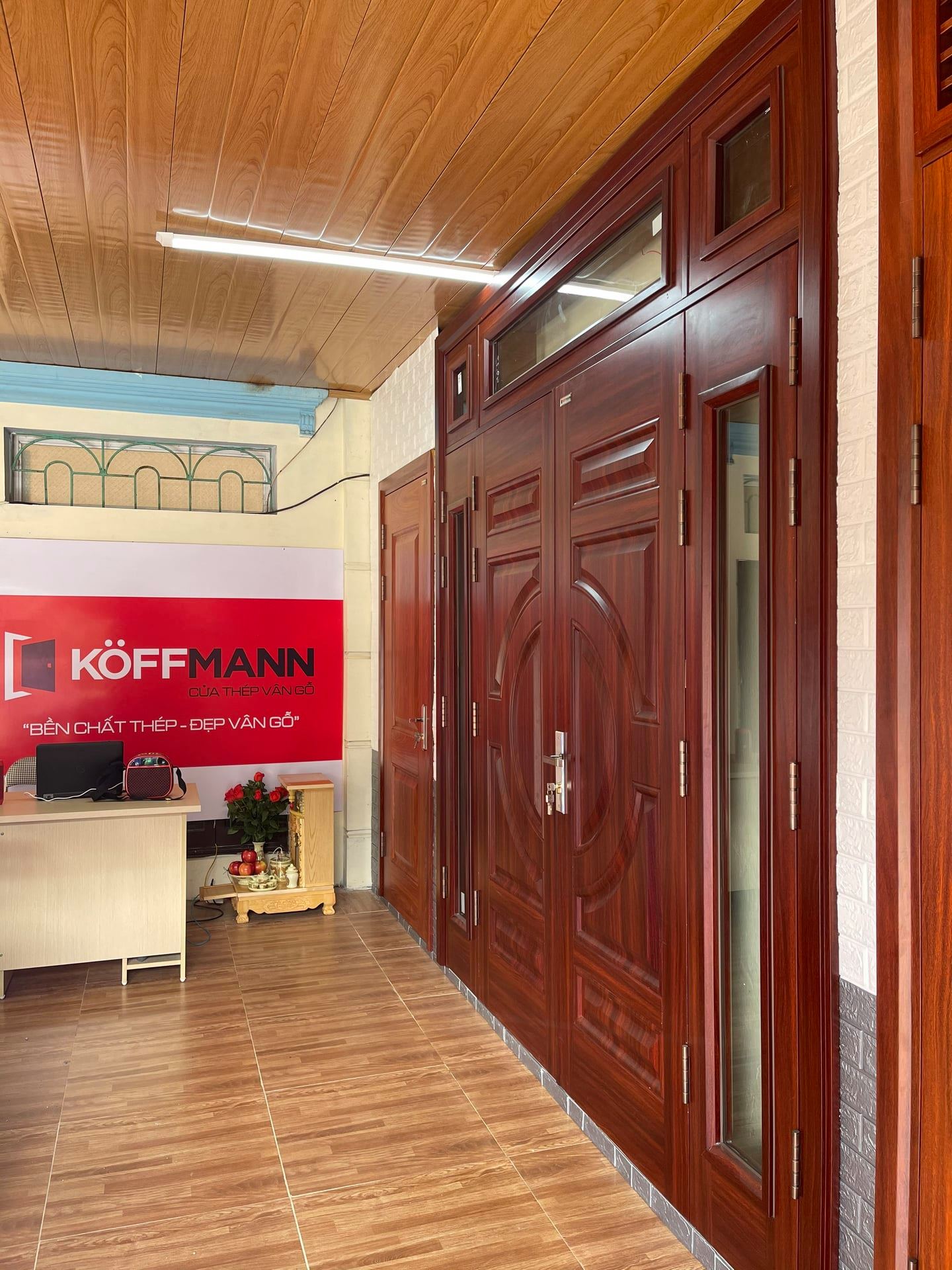 hình ảnh showrom cửa thép vân gỗ Koffmann Thịnh Cường