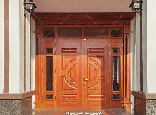 Cửa chính biệt thự tông vàng với cửa thép vân gỗ