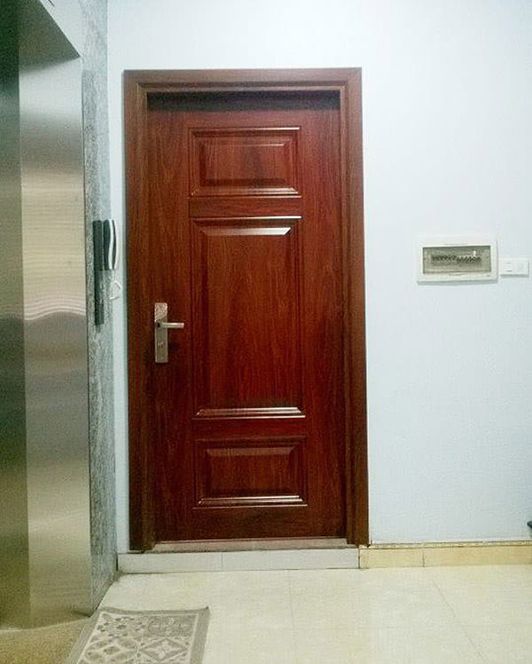Lắp đặt cửa thông phòng 1 cánh đơn bằng cửa thép vân gỗ tại 16 Nguyễn Văn Huyên