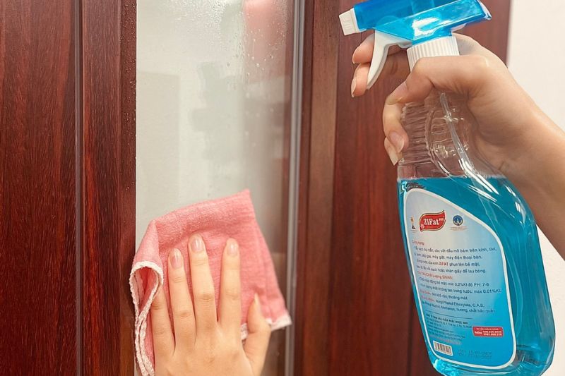 Cửa thép vân gỗ được vệ sinh bà bảo dưỡng đúng cách có độ bền lên tới 35 năm