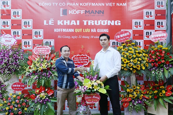 khách hàng chúc mừng  khai trương Đại lý cửa thép vân gỗ Koffmann Quý Lưu - Hà Giang