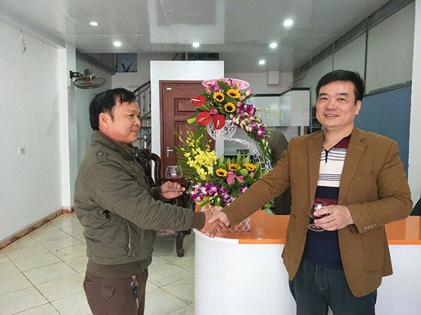 Đối tác chúc mừng khai trương đại lý cửa thép vân gỗ Hà Com tại Hà Tĩnh