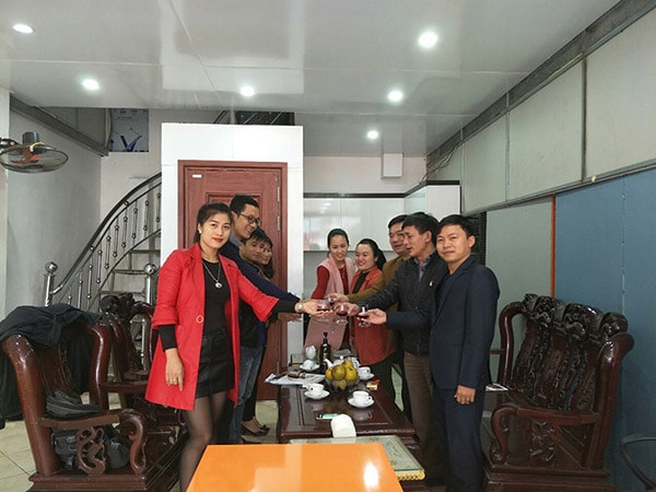 Khách mời chung vui mừng khai trương đại lý cửa thép vân gỗ Hà Com tại Hà Tĩnh