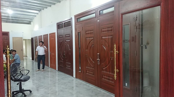 showroom cửa thép vân gỗ Thịnh Phát - Hưng Yên