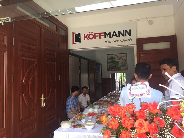 Showroom cửa thép vân gỗ Koffmann Minh Tú khai trương