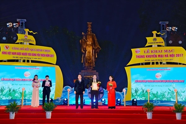 TGĐ Công ty cổ phần Koffmann Việt Nam - Ông Bùi Văn Nghĩa nhận danh hiệu "Top 3 Hàng Việt Nam được người tiêu dùng yêu thích năm 2017"