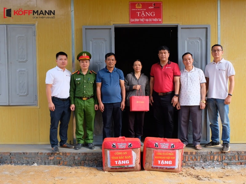 Đoàn bàn giao nhà ở & trao quà tặng hộ: Bà Dương Thị Thủy, thôn Nà Chào, xã Như Cố, huyện Chợ Mới.