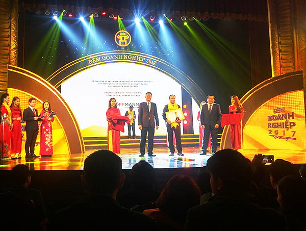 Ông Bùi Văn Nghĩa nhận giải tại Lễ trao giải doanh nghiệp tiêu biểu tại đêm doanh nghiệp 2017