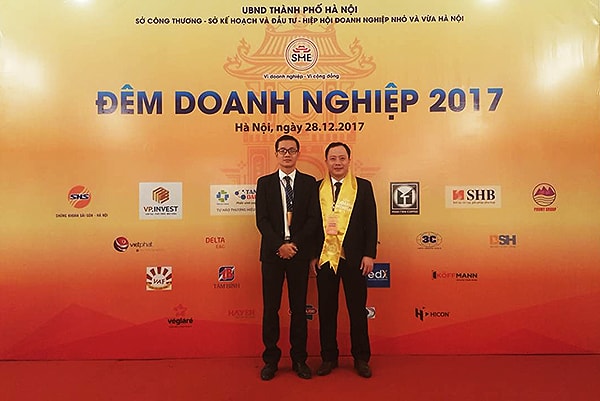 Ông Bùi Văn Nghĩa tại Lễ trao giải doanh nghiệp tiêu biểu tại đêm doanh nghiệp 2017