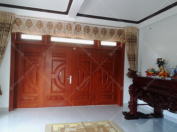 Mẫu cửa chính 4 cánh lệch thoáng nan chớp