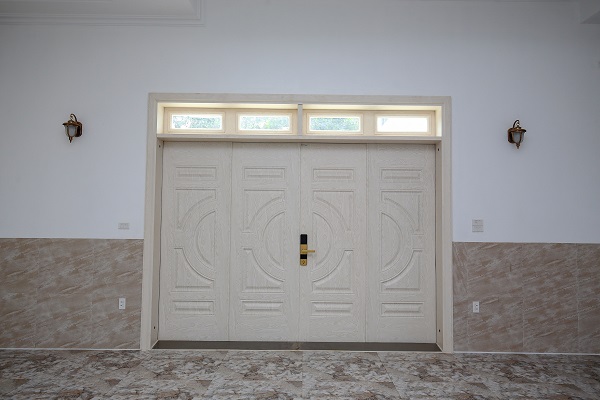 Mẫu cửa chính 4 cánh màu trắng đẹp