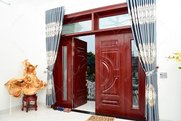 Cửa thép vân gỗ 4 cánh lệch Koffmann ô thoáng kính sang trọng