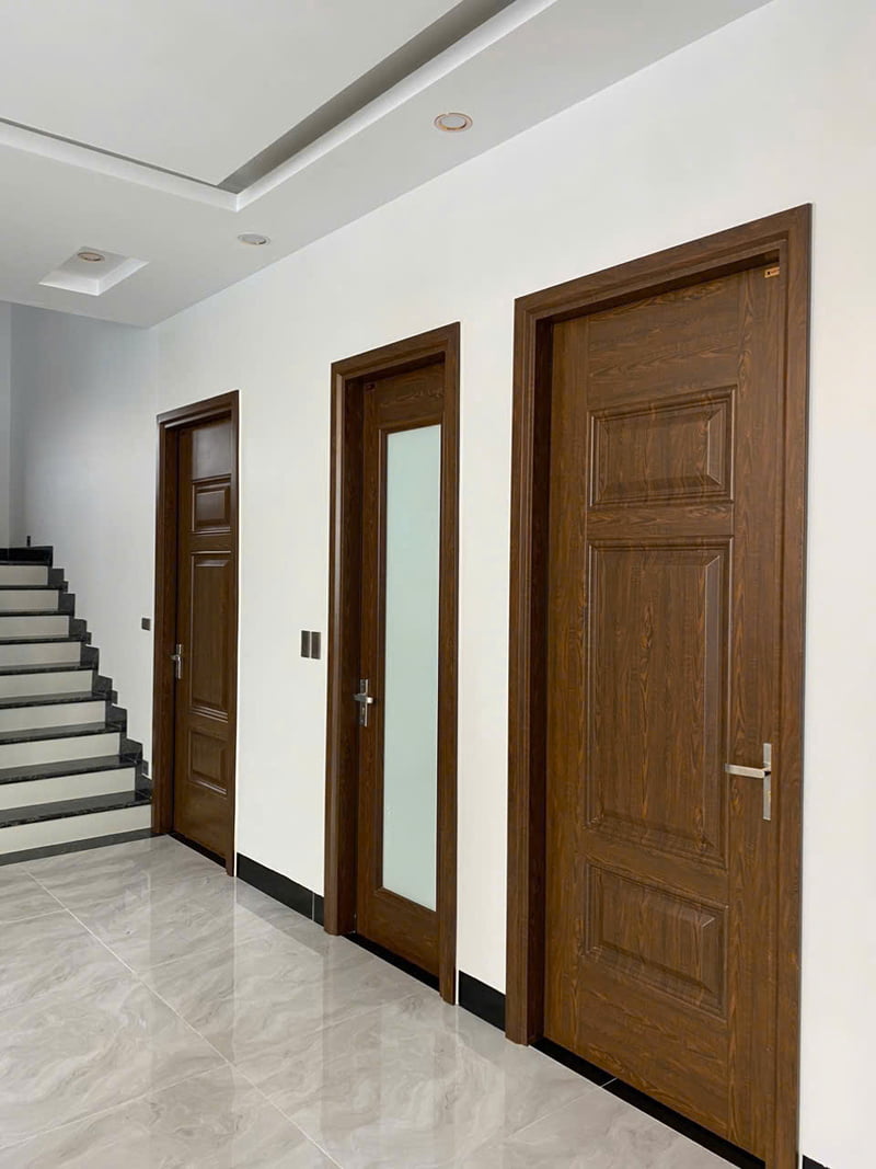 Cửa chung cư thép vân gỗ kết hợp kính cường lực cho phòng khách