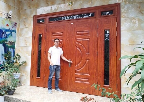 Mẫu cửa thép vân gỗ 4 cánh ô thoáng kính 