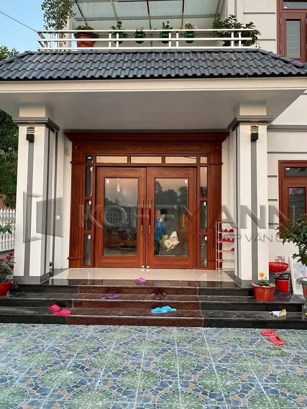 ngôi nhà có mẫu cửa đi 4 cánh luxury
