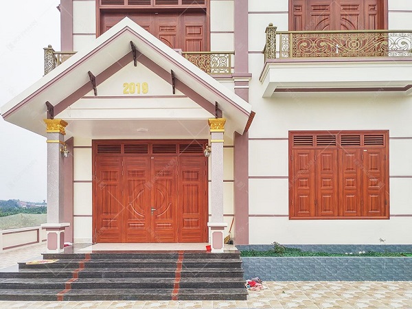 mẫu cửa ô thoáng thép vân gỗ koffmann