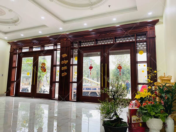 trang trí Tết cửa kính đơn giản mà hiệu quả