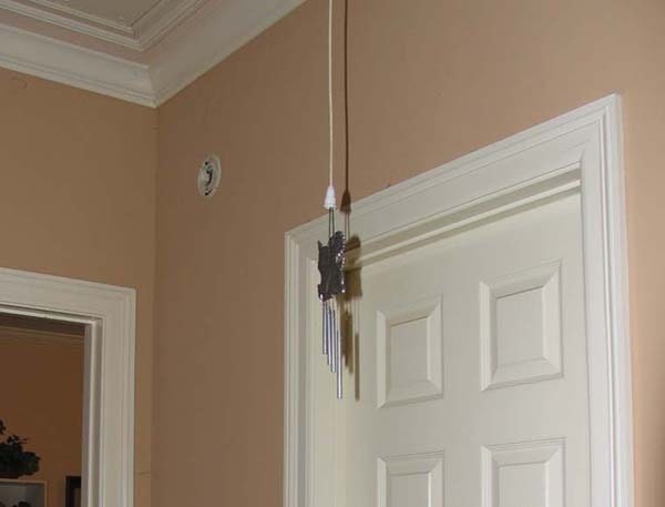 Treo chuông gió trước cửa nhà, có nên hay không?