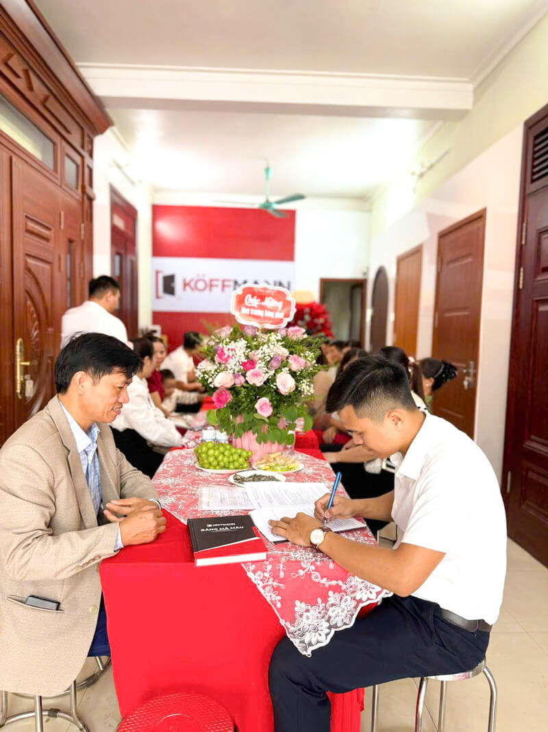 Khu vực trưng bày cửa thép vân gỗ Koffmann tại Thành Phát Cơ Sở 2